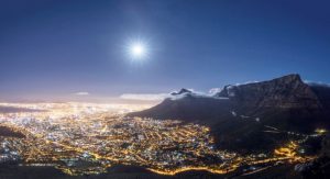 Einmaliger Blick auf Kapstadt bei Nacht