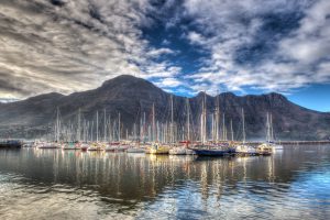 Hafen mit Bergen als Hintergrundkulisse 