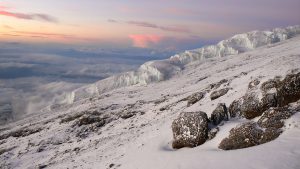 Parmi les merveilles cachées de l'Afrique : les neiges éternelles du Kilimanjaro