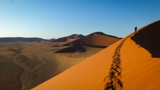 Fußspuren auf einer Düne im Sossusvlei in Namibia