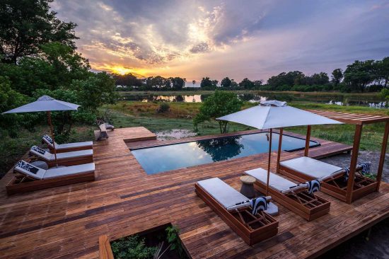 Blick auf den Pool des Qorokwe Camp