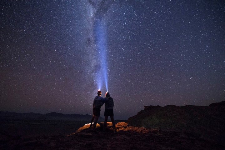 Zwei Personen vor einem Sternenhimmel