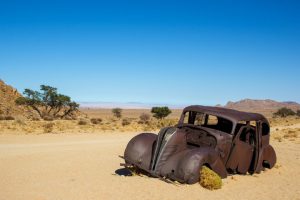 Ein ausgebranntes Auto im Ghost Valley in Namibia